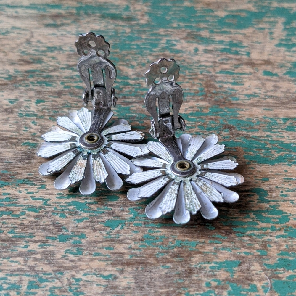 Vintage Black & White Daisy Retro Clip-On Earrings - Picture 5 of 8